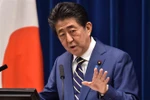 Ông Abe Shinzo, khi đương nhiệm Thủ tướng Nhật Bản, phát biểu tại cuộc họp báo ở Tokyo ngày 28/3/2020. (Ảnh: AFP/TTXVN) 