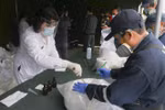Cảnh sát kiểm tra số ma túy thu giữ tại khu vực ngoại ô Lima, Peru, ngày 16/4/2020. (Nguồn: AFP/TTXVN) 