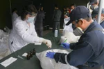 Cảnh sát kiểm tra số ma túy thu giữ tại khu vực ngoại ô Lima, Peru, ngày 16/4/2020. (Nguồn: AFP/TTXVN) 