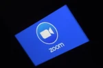 Biểu tượng ứng dụng họp trực tuyến Zoom trên màn hình điện thoại tại Arlington, Virginia, Mỹ ngày 30/3/2020. (Nguồn: AFP/TTXVN) 