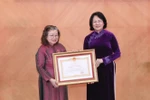 Thừa ủy quyền của Chủ tịch nước, Phó Chủ tịch nước Đặng Thị Ngọc Thịnh trao danh hiệu Anh hùng Lao động thời kỳ đổi mới của Thầy thuốc Nhân dân,Giáo sư, Tiến sỹ Huỳnh Thị Phương Liên. (Ảnh: Minh Quyết/TTXVN) 