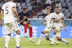 Tiền đạo Pháp Kylian Mbappe (thứ 2, trái) sút bóng về phía khung thành tuyển Đức trong trận đấu vòng bảng chung kết EURO 2020 tại Munich ngày 15/6/2021. (Nguồn: THX/TTXVN) 