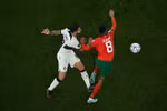 Pha tranh bóng giữa Azzedine Ounahi (phải) và tiền vệ Bồ Đào Nha Ruben Neves. (Ảnh: AFP/TTXVN)