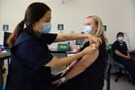 Tiêm chủng vaccine phòng COVID-19 tại Sydney, Australia. (Ảnh: AFP/TTXVN)