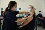 Tiêm chủng vaccine phòng COVID-19 tại Sydney, Australia. (Ảnh: AFP/TTXVN)