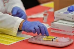 Ống tiêm chứa vaccine ngừa COVID-19 của Hãng công nghệ sinh học Moderna tại Las Vegas, Mỹ. (Ảnh: AFP/TTXVN)