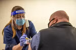 Nhân viên y tế tiêm vaccine phòng COVID-19 cho người dân tại Mashantucket, Connecticut, Mỹ. (Ảnh: AFP/TTXVN)