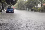 Mưa to gây ngập úng cục bộ một số khu dân cư tập trung tại thành phố Tam Kỳ, tỉnh Quảng Nam. (Ảnh Trần Tĩnh/TTXVN)