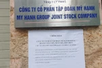 Thông báo dán trước cửa trụ sở Công ty Cổ phần Tập đoàn Mỹ Hạnh. (Ảnh: Nguyễn Thắng/TTXVN)