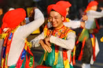 Điệu múa Bồng do trai đóng giả gái, má phấn, môi son, đầu chít khăn mỏ quạ, váy nhiễu đen với những dải màu ngũ sắc, vừa nhún nhảy, vừa vỗ trống bồng đeo trước bụng. (Ảnh: Tuấn Đức/TTXVN)