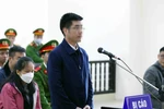 Bị cáo Hoàng Văn Hưng, cựu cán bộ công an khai báo trước tòa. (Ảnh: Phạm Kiên/TTXVN)