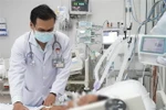 Bệnh nhân T. được các bác sỹ tại khoa Bệnh Nhiệt đới, Bệnh viện Chợ Rẫy (Thành phố Hồ Chí Minh) thăm khám, chữa trị. (Ảnh: TTXVN phát)