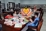 Các em học sinh đọc sách tại Thư viện tỉnh Hải Dương. (Ảnh: Mạnh Tú/TTXVN)