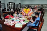 Các em học sinh đọc sách tại Thư viện tỉnh Hải Dương. (Ảnh: Mạnh Tú/TTXVN)