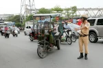Cảnh sát giao thông Hà Nội làm nhiệm vụ trên đường phố. (Nguồn: TTXVN)