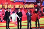 Hai tuyển thủ U23 Lương Xuân Trường, Nguyễn Thành Trung tặng chiếc áo đấu có chữ ký cho lãnh đạo tỉnh Tuyên Quang. (Ảnh: Quang Cường/TTXVN)