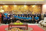 Chủ tịch Ủy ban Nhân dân thành phố Hà Nội Nguyễn Đức Chung với các đại biểu và cầu thủ đội tuyển bóng đá nam U23 dự buổi gặp mặt. (Ảnh: An Đăng/TTXVN)