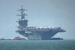 Tàu sân bay USS Carl Vinson neo tại vịnh Đà Nẵng. (Ảnh: Trần Lê Lâm/TTXVN)