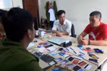 Lực lượng chức năng lấy lời khai đối tượng Vương Đại Sâm. (Ảnh: Nguyễn Hoàng/TTXVN)