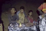 Các thành viên đội bóng thiếu niên mắc kẹt bên trong hang Tham Luang ngày 4/7. (Nguồn: THX/ TTXVN)