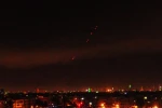 Tên lửa đất đối không được lực lượng phòng không Syria phóng lên bầu trời Damascus sau đợt tấn công của liên quân Mỹ-Anh- Pháp rạng sáng 14/4. (Nguồn: THX/TTXVN)