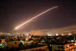 Ánh sáng trên bầu trời Damascus được cho là từ hệ thống phòng không của Syria khi Mỹ không kích. (Nguồn: AP)