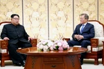 Nhà lãnh đạo Triều Tiên Kim Jong-un (trái) và Tổng thống Hàn Quốc Moon Jae-in tại cuộc gặp ở Panmunjom ngày 27/4. (Nguồn: Yonhap/TTXVN)