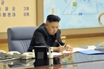 Một bức ảnh chụp ông Kim Jong Un ngồi làm việc bên cạnh chiếc máy tính được cho là iMac.(Nguồn: Reuters/KCNA)
