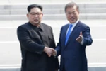 Tổng thống Hàn Quốc Moon Jae-in (ảnh, phải) và nhà lãnh đạo Triều Tiên Kim Jong-un (ảnh, trái) tại cuộc họp thượng đỉnh lịch sử tại làng đình chiến Panmunjom thuộc khu phi quân sự (DMZ) ở biên giới hai nước. (Nguồn: EPA-EFE/TTXVN)