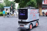 Một con robot giao hàng của JD ở Bắc Kinh. (Nguồn: chinadaily.com.cn)