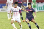 Pha tranh bóng giữa Đinh Văn Trường (66, Nam Định) và Nguyến Vũ Tín (28, Sài Gòn FC), vòng 17 V-League 2018. (Ảnh: Quang Nhựt/TTXVN)