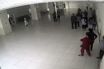 Trích xuất camera của Bệnh viện Đa khoa Bắc Kạn về hành vi đánh bác sỹ của Nguyễn Xuân Hưng. (Ảnh: Đức Hiếu/TTXVN)