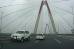 Xe biển xanh chạy ngược chiều trên cầu Nhật Tân. (Ảnh: Otofun)