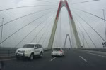 Xe biển xanh chạy ngược chiều trên cầu Nhật Tân. (Ảnh: Otofun)