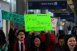 Người dân biểu tình phản đối hành vi cư xử không đúng mực của nhân viên Hãng hàng không United Airlines với khách hàng tại sân bay quốc tế Chicago, bang Illinois. (Nguồn: AFP/TTXVN)