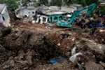 Hoạt động cứu hộ cứu nạn được tiến hành khẩn trương sau khi núi rác bị sập lở tại Colombo, Sri Lanka. (Nguồn: EPA/TTXVN)