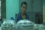 Đối tượng Nguyễn Đình Tân cùng tang vật thu được tại cơ quan công an. (Ảnh: Quốc Việt/Vietnam+)