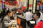 Khách hàng giao dịch vàng tại Hà Nội. (Ảnh: PV/Vietnam+)
