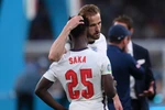 Harry Kane an ủi đàn em Saka sau khi sút hỏng phạt đền ở chung kết EURO 2020. (Ảnh: UEFA) 