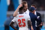 Harry Kane an ủi đàn em Saka sau khi sút hỏng phạt đền ở chung kết EURO 2020. (Ảnh: UEFA) 