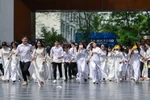 Ngày cuối cùng của đời học sinh nếu trọn vẹn thì chưa hẳn nhưng cũng là cái kết đầy hạnh phúc cho cuốn nhật ký mang tên 'Thanh xuân.' (Ảnh: Minh Sơn/Vietnam+)