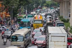 Sau ngày làm việc cuối cùng trước kỳ nghỉ lễ Quốc khánh 2/9, người dân ùn ùn đổ về các cửa ngõ Thủ đô khiến mật độ giao thông tăng mạnh. (Ảnh: Hoài Nam/Vietnam+) 
