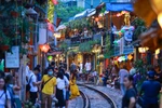 Vài năm gần đây, có một điểm đến khá thú vị được nhiều du khách 'mách nhau' tìm đến khi du lịch thủ đô Hà Nội đó là nơi có một tuyến đường sắt len lỏi qua khu phố cổ và được gọi bằng cái tên giản dị 'phố đường tàu.' (Ảnh: Minh Sơn/Vietnam+)