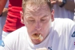 Joey Chestnut đang "trổ tài" tại cuộc thi ngày 4/7. (Nguồn: AFP/TTXVN)