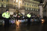 Người dân đặt hoa và nến tưởng niệm dọc theo hàng dào bảo vê bên ngoài Cung điện Buckingham. Ảnh: Hải Vân - PV TTXVN tại Vương quốc Anh