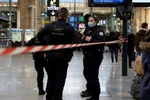 Cảnh sát bảo vệ hiện trường tại nhà ga Gare du Nord ở Paris (Pháp). (Nguồn: mirror.co.uk)
