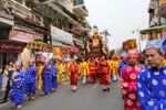 Đoàn rước đi qua phố Hàng Đào. (Ảnh: Tuấn Đức/TTXVN)