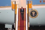 Tổng thống Barack Hussein Obama đến sân bay quốc tế Nội Bài (Hà Nội). (Ảnh: Doãn Tấn/TTXVN)
