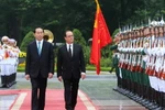 Chủ tịch nước Trần Đại Quang và Tổng thống Pháp Francois Hollande duyệt Đội danh dự Quân đội nhân dân Việt Nam tại Lễ đón. (Ảnh: Nhan Sáng/TTXVN)