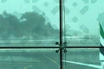 Khói bốc lên ở đường băng khi máy bay hạ cánh khẩn cấp. (Nguồn: Mirror)